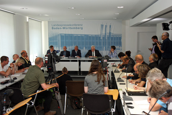 Pressekonferenz Bundesverkehrswegeplan und Hochwasserhilfen v.l.n.r.: Regierungssprecher Rudi Hoogvliet, Verkehrsminister Winfried Hermann, Innenminister Thomas Strobl, Ministerpräsident Winfried Kretschmann und LPK-Vorsitzende Barbara Schlegel mit Journalistinnen und Journalisten bei der Regierungspressekonferenz