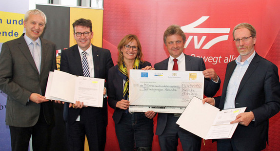 Staatssekretärin Katrin Schütz bei der Übergabe des Zuwendungsbescheids an die TechnologieRegion Karlsruhe am 17. Oktober 2016. (Im Bild von links nach rechts: Jochen Ehlgötz, Geschäftsführer TechnologieRegion Karlsruhe,  Dr. Alexander Pischon, Geschäftsführer Karlsruher Verkehrsverbund,  Katrin Schütz, Staatssekretärin des Ministeriums für Wirtschaft, Arbeit und Wohnungsbau Baden-Württemberg, Dr. Frank Mentrup Oberbürgermeister der Stadt Karlsruhe und Prof. Dr. Gerd Hager, Direktor des Regionalverbands Mittlerer Oberrhein. (Foto: VBK - Verkehrsbetriebe Karlsruhe GmbH)