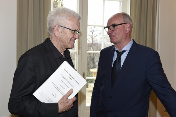Dialekt Sprachliche Vielfalt ist ein erhaltenswertes Kulturgut Ministerpräsident Winfried Kretschmann (l.) und Prof. Dr. Hubert Klausmann (r.) (Bild: Staatsministerium Baden-Württemberg)