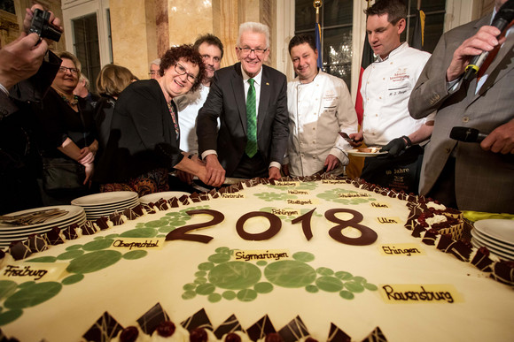 Empfang Neujahrsempfang der Landesregierung Ministerpräsident Winfried Kretschmann (M.) und Ehefrau Gerlinde beim Anschnitt einer Baden-Württemberg-Torte