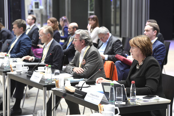 Top-Level-Meeting Fünfte Jahresveranstaltung des Strategiedialogs Automobilwirtschaft Blick ins Plenum bei der fünften Jahresveranstaltung des Strategiedialogs Automobilwirtschaft.