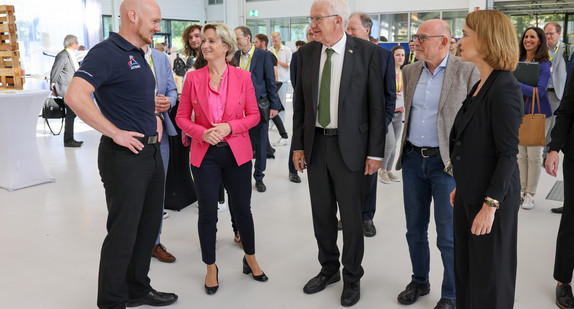 von links nach rechts: ESA-Astronaut Dr. Alexander Gerst, Wirtschaftsministerin Dr. Nicole Hoffmeister-Kraut, Ministerpräsident Winfried Kretschmann, Verkehrsminister Winfried Hermann und Wissenschaftsministerin Petra Olschowski