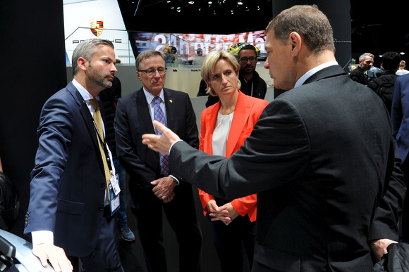 Ministerpräsident Winfried Kretschmann und die Ministerin für Wirtschaft, Arbeit und Wohnungsbau Dr. Nicole Hoffmeister-Kraut besuchten am 15. September 2017 die 67. Internationale Automobil-Ausstellung (IAA) in Frankfurt. Schwerpunkt des Besuchs waren Messeauftritte baden-württembergischer Unternehmen, die Lösungen auf dem Weg zum emissionsfreien Fahren auf dem Branchentreff präsentierten.