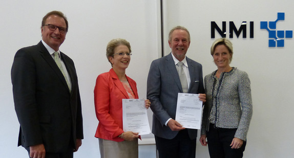 Wirtschaftsministerin Dr. Nicole Hoffmeister-Kraut bei der Übergabe eines Förderbescheids an das Naturwissenschaftliche und Medizinische Institut (NMI) 