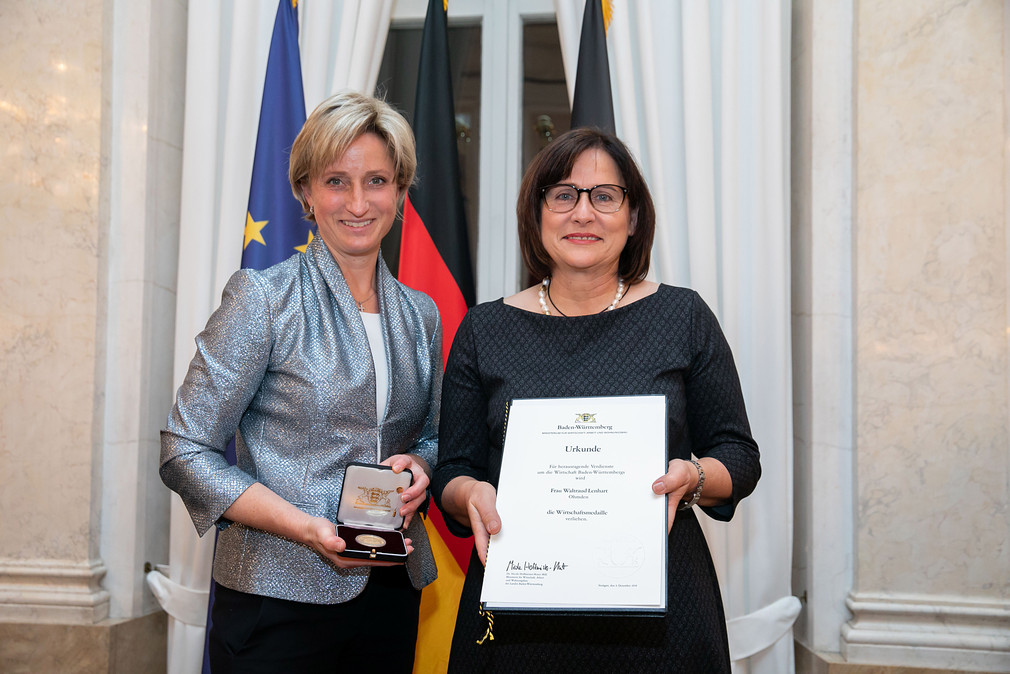 Ministerin Hoffmeister-Kraut und die Preisträgerin Waltraud Lenhart aus Ohmden (Bild: Uli Regenscheit)