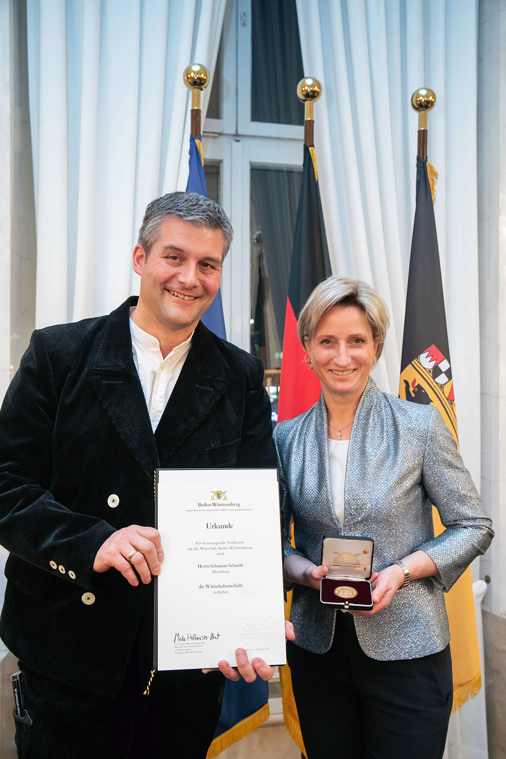 Ministerin Hoffmeister-Kraut und der Preisträger Sebastian Schmäh aus Meersburg (Bild: Uli Regenscheit)