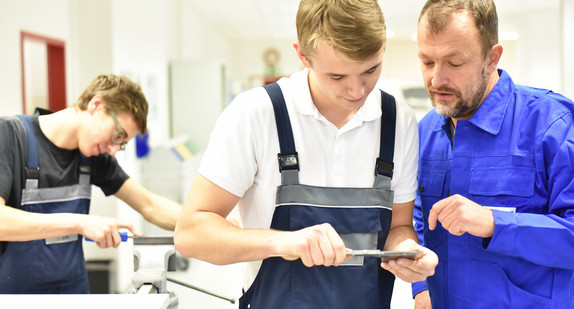 berufsausbildung, jugendliche, ausbildung, beruf, handwerk, azubis, lehrlinge, ausbildungsberuf, karriere, berufsbildung, lehrer, ausbilden, gruppe, arbeiter, personen, menschen, leute, industrie, tätigkeit, mechaniker, werkstatt, azubi, auszubildender, ausbildungsplatz, lehren, trainieren, ausbilder, lehrling, bildung, praktikum, jung, werkbank, feilen, metall, verarbeitung, berufsschule, betrieb, firma, qualifiziert, professionell, technisch