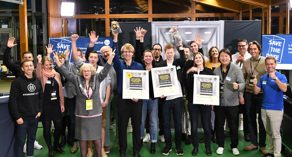 Die Teilnehmerinnen und Teilnehmer des "Start-up BW Elevator Pitch - Regional Cup Bodensee" stehen jubelnd zu einem Gruppenbild zusammen (Quelle: Start-up BW Elevator Pitch)