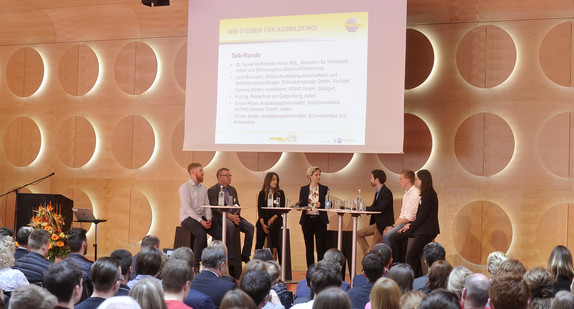 Als „großen Erfolg“ bezeichnete Wirtschaftsministerin Dr. Nicole Hoffmeister-Kraut die Initiative Ausbildungsbotschafter beim Kongress „Wir stehen für Ausbildung!“ am 15. Mai 2017 in Stuttgart. Hier begrüßte die Ministerin rund 350 Auszubildende, Ausbilderinnen und Ausbilder, Personalverantwortliche, Lehrkräfte sowie Berufsberaterinnen und Berufsberater aus ganz Baden-Württemberg.