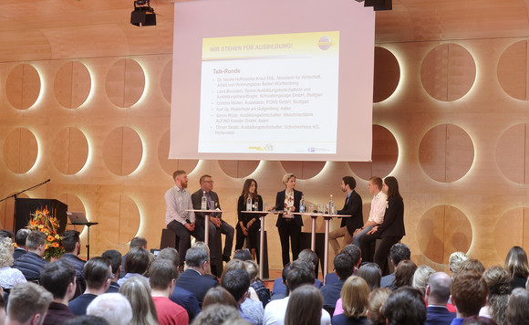 Als „großen Erfolg“ bezeichnete Wirtschaftsministerin Dr. Nicole Hoffmeister-Kraut die Initiative Ausbildungsbotschafter beim Kongress „Wir stehen für Ausbildung!“ am 15. Mai 2017 in Stuttgart. Hier begrüßte die Ministerin rund 350 Auszubildende, Ausbilderinnen und Ausbilder, Personalverantwortliche, Lehrkräfte sowie Berufsberaterinnen und Berufsberater aus ganz Baden-Württemberg.