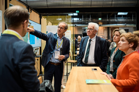 von links nach rechts: Prof. Dr.-Ing. Philip Leistner, Ministerpräsident Winfried Kretschmann, Wirtschaftsministerin Dr. Nicole Hoffmeister-Kraut und Bauministerin Nicole Razavi