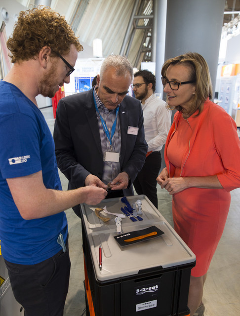 Staatssekretärin Katrin Schütz besuchte am 1. Juni 2017 die internationale Fachmesse MOULDING EXPO in Stuttgart, bei einem Messerundgang informierte Sie sich bei verschiedenen baden-württembergischen Ausstellern über die neuesten Trends im Werkzeug- und Formenbau.