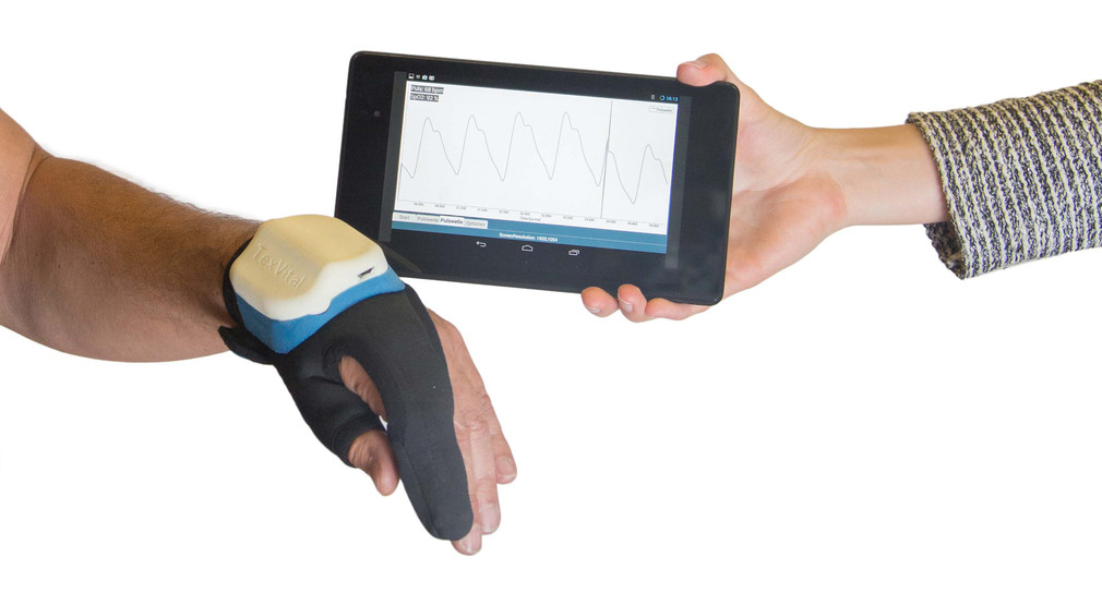 Smarte Textilien: Handschuh zum Erfassen von EKG, Sauerstoffsättigung und Blutdruck (©DITF)
