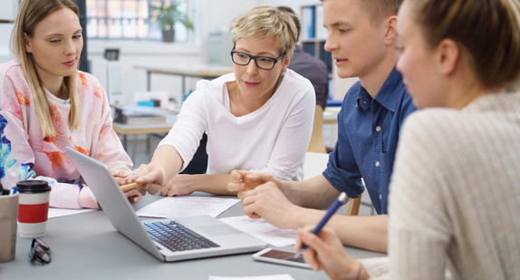 büro, mitarbeiter, ausbildung, arbeit, business, job, bildung, chef, mitarbeiter, azubis, meeting, laptop, zeigen, notebook, computer, informationen, teamwork, besprechung, frau, mann, sitzen, team, schreibtisch, sprechen, plan, planung, projekt, gruppe, arbeiten, modern, chef, laptop, reden, zusammen, kollegen, unterlagen, strategie, firma, unternehmen, personen, menschen, leute, zusammen, beschäftigt, 20-30, 30-40