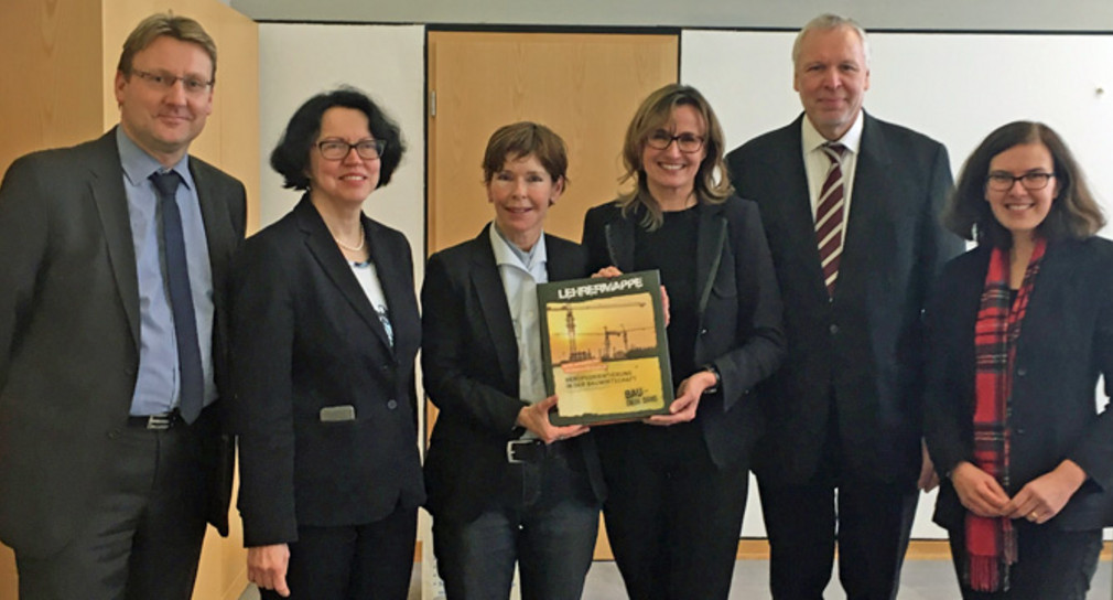 Infomappe Bau Dein Ding - Ausbildung am Bau Präsentation der Broschüre "Bau Dein Ding - Ausbildung am Bau", einer Aktion der Bauwirtschaft Baden-Württemberg.