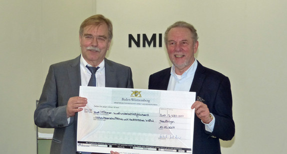 Ministerialdirektor Hubert Wicker bei der Übergabe des Förderbescheids an Prof. Dr. Hugo Hämmerle am 10. März 2017 in Reutlingen.