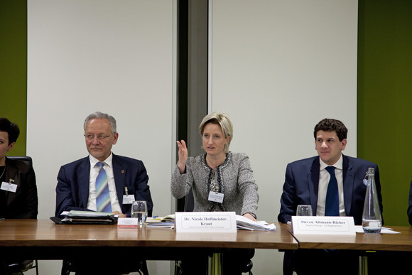 Wirtschaftsministerin Dr. Nicole Hoffmeister-Kraut reiste am 21. Februar 2017 mit einer 25 Personen umfassenden Delegation nach Großbritannien, um in London die möglichen Auswirkungen des Brexit auf Baden-Württembergs Wirtschaft auszuloten. 