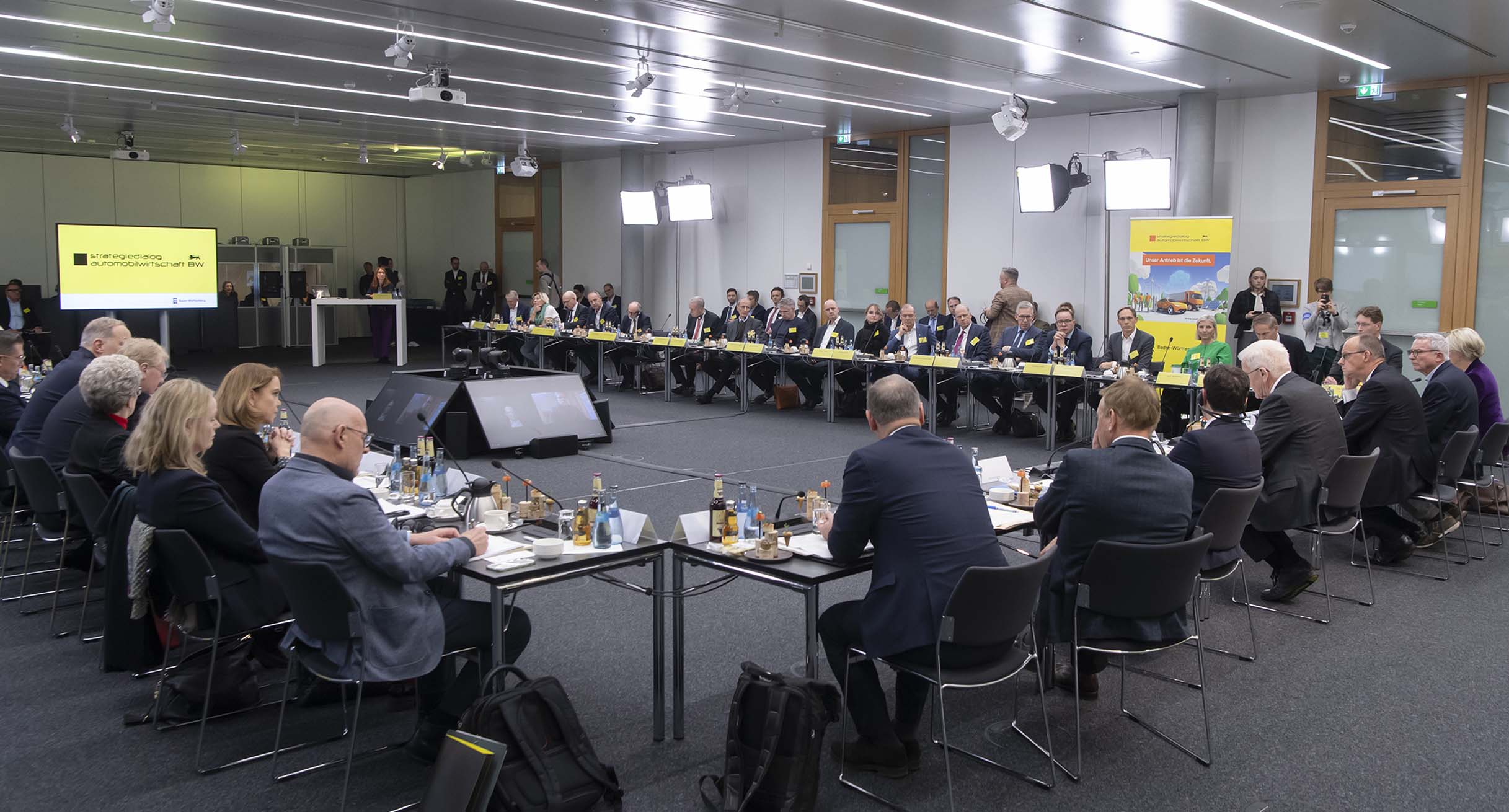 Blick in den Konferenzraum während des Top-Level-Meetings des Strategiedialogs Automobilwirtschaft BW