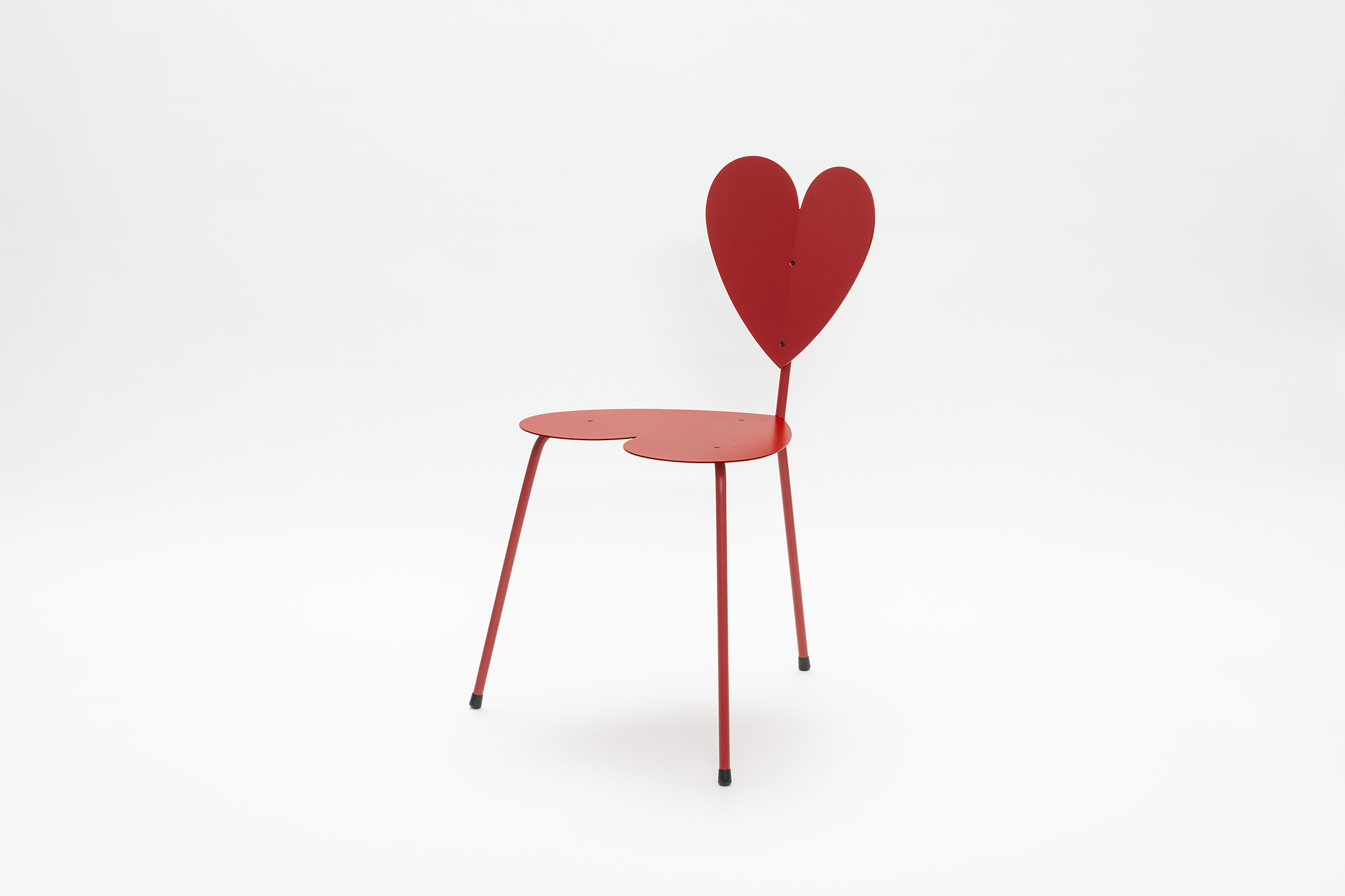 Roter Stuhl mit herzförmiger Lehne und herzförmigem Sitz