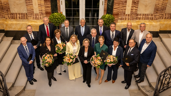 Wirtschaftsministerin Dr. Nicole Hoffmeister-Kraut (Mitte) mit den Tr&auml;gerinnen und Tr&auml;gern der Wirtschaftsmedaille 2025