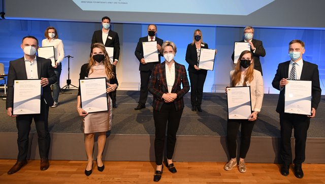 Gruppenbild nach der Preisverleihung: Preisträger/innen und Wirtschaftsministerin Dr. Hoffmeister-Kraut