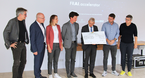 Staatssekret&auml;r Dr. Patrick Rapp &uuml;bergibt einen F&ouml;rderbescheid an ein Konsortium aus der Region Freiburg (FRAI.accelerator)