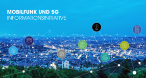Luftbild vom n&auml;chtlichen Stuttgart mit Netzstrukturen und technischen Symbolen als Fotocollage f&uuml;r die Informations- und Kommunikationsinitiative &bdquo;Mobilfunk und 5G&ldquo; des Wirtschaftsministeriums.