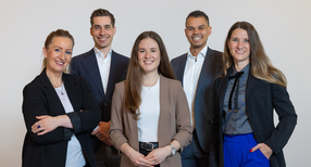 Mehrere Personen stehen nebeneinander.