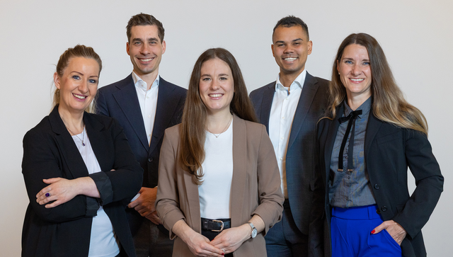 Mehrere Personen stehen nebeneinander.