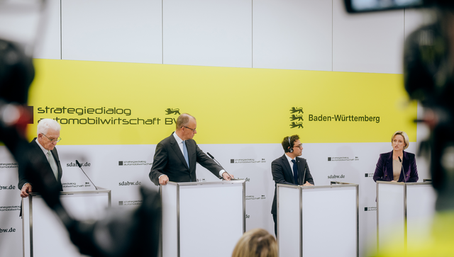 Auf dem Bild von links nach rechts: Ministerpr&auml;sident Winfried Kretschmann, Bundeskanzler Friedrich Merz, EU-Kommissar St&eacute;phane S&eacute;journ&eacute; und Wirtschaftsministerin Dr. Nicole Hoffmeister-Kraut