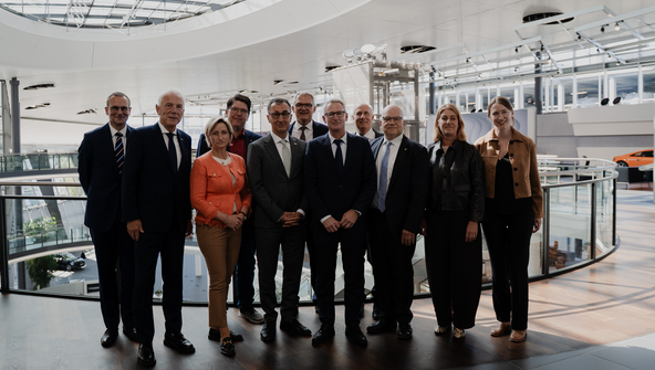 Gruppenbild, im Organgen Blazer ist Wirtschaftsministerin Nicole Hoffmeister-Kraut