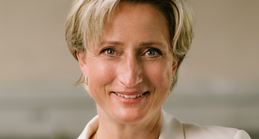 Porträtfoto von Wirtschaftsministerin Dr. Nicole Hoffmeister-Kraut
