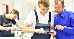berufsausbildung, jugendliche, ausbildung, beruf, handwerk, azubis, lehrlinge, ausbildungsberuf, karriere, berufsbildung, lehrer, ausbilden, gruppe, arbeiter, personen, menschen, leute, industrie, tätigkeit, mechaniker, werkstatt, azubi, auszubildender, ausbildungsplatz, lehren, trainieren, ausbilder, lehrling, bildung, praktikum, jung, werkbank, feilen, metall, verarbeitung, berufsschule, betrieb, firma, qualifiziert, professionell, technisch