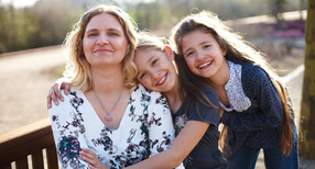 Mutter mit ihren zwei T&ouml;chtern