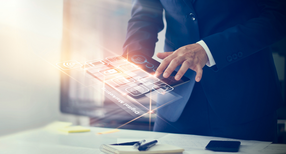 Ein Mann im Anzug hat ein Tablet in der Hand