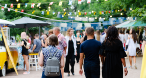 Eine Straße mit Menschen