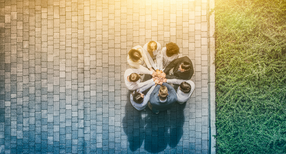 Blick von oben auf Menschen, die sich umarmen und unterst&uuml;tzen