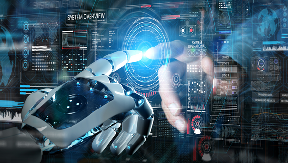 Eine Roboterhand tippt auf einem Monitor aus Glas