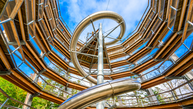Moderner Aussichtsturm in einem Baumwipfelpfad im Schwarzwald