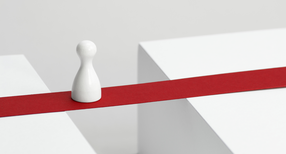 Symbolisches Bild: Ein wei&szlig;er Kegel steht auf einer roten Br&uuml;cke