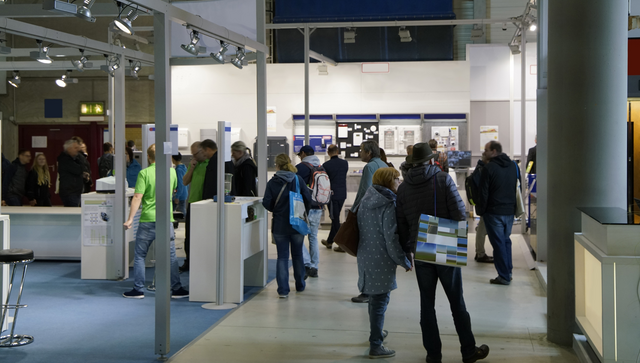 Fachmesse mit verschiedenen Ständen