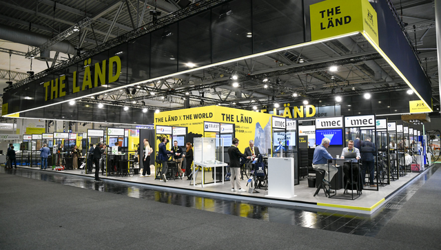 zu sehen ist ein Messestand im THE L&Auml;ND Design