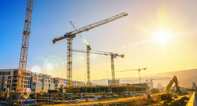 Baustelle mit Kran / &copy;Smileus