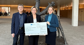 Wirtschaftsministerin Dr. Nicole Hoffmeister-Kraut (Mitte) mit den stellvertretenden Institutsleitern des Fraunhofer-Instituts f&uuml;r Grenzfl&auml;chen- und Bioverfahrenstechnik Prof. Dr. Steffen Rupp (links) und Prof. Dr. Petra Kluger (rechts)