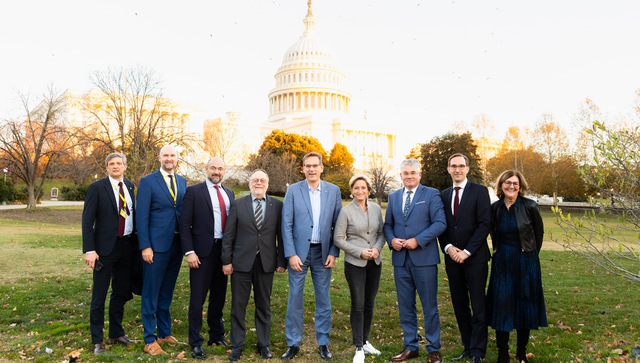 Gruppenbild mit Wirtschaftsministerin Dr. Nicole Hoffmeister-Kraut vor dem Kapitol in Washington D.C.