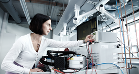 Forscherin an einem Brennstoffzellenpr&uuml;fstand