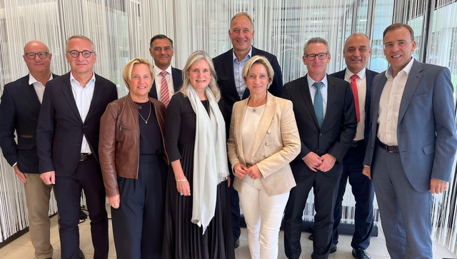 Gruppenbild mit EU-Generaldirektorin Kerstin Jorna (5. von links) und Wirtschaftsministerin Dr. Nicole Hoffmeister-Kraut (4. von rechts)
