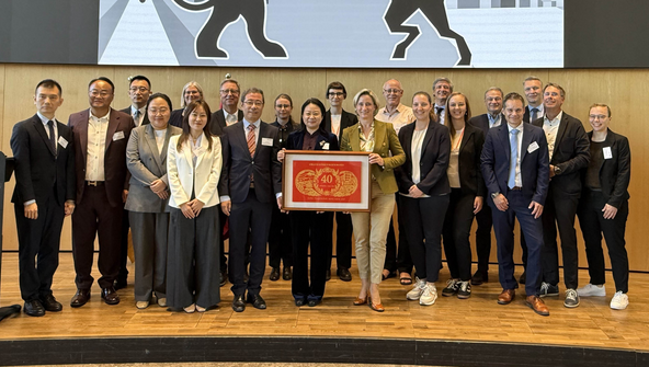 Zu sehen ist eine Gruppe von Menschen auf einer B&uuml;hne zur 40-j&auml;hrigen Partnerschaft zwischen Baden-W&uuml;rttemberg und der Provinz Liaoning