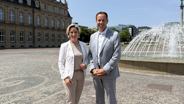 Ministerin Hoffmeister-Kraut und Staatssekret&auml;r D&ouml;rflinger im Ehrenhof des Neuen Schlosses