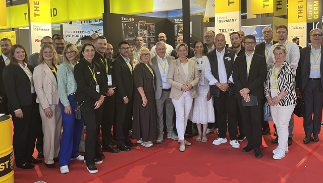 Gruppenbild mit einer Delegation auf dem Gemeinschaftsstand von THE L&Auml;ND auf der MSPO. IN der MItte Wirtschaftsminsiterin Dr. Nicole Hoffmeister-Kraut.